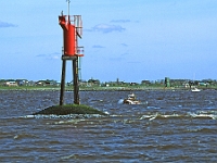 Markierungsbake am Nordende der Elbinsel Rhinplatte mit Blick auf Wischhafen.